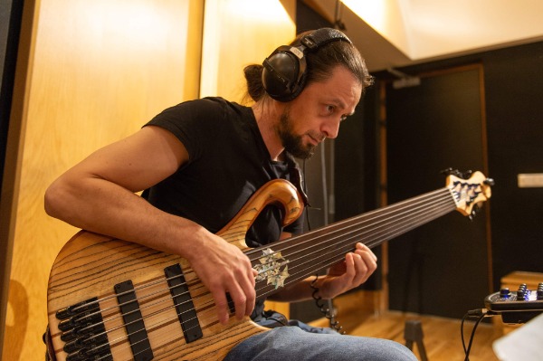 Cours de basse tous niveaux en visio par bassiste pro.