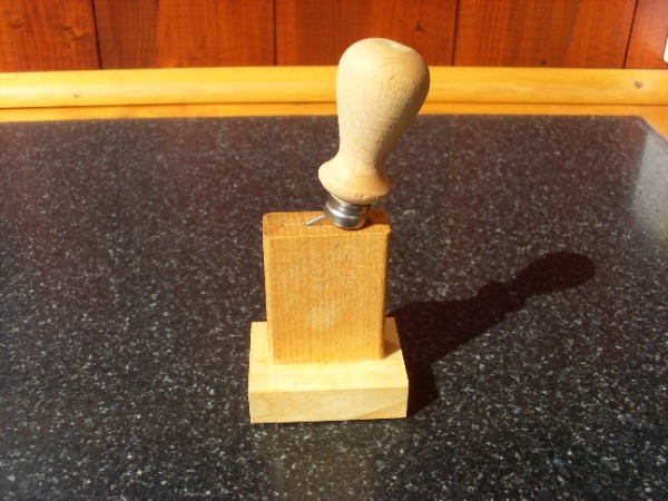 Couteau à parmesan avec support en bois