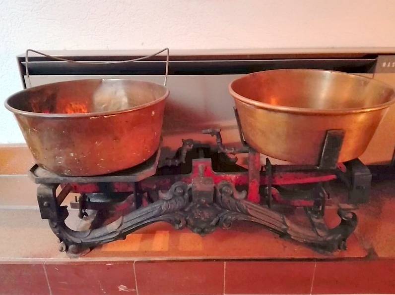 Balance de marché ancienne avec accessoires