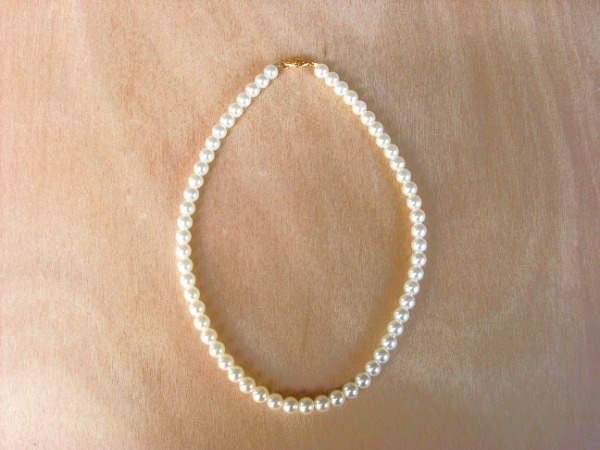 Collier tour de cou en fausses perles blanches