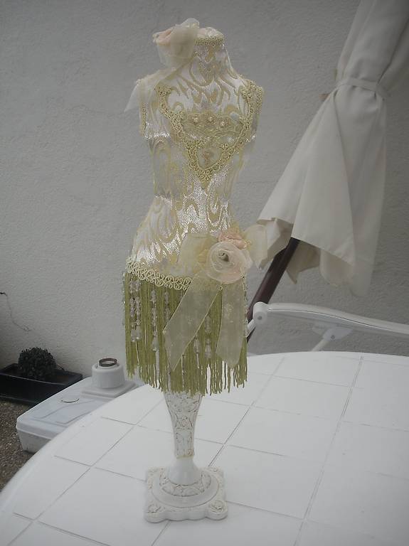 Mannequin style retro pour déco couleur vert d"eau