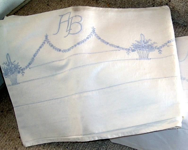 Drap en pur fil avec broderies