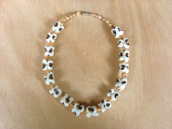 Collier tour de cou fabriqué avec de mini coquillages