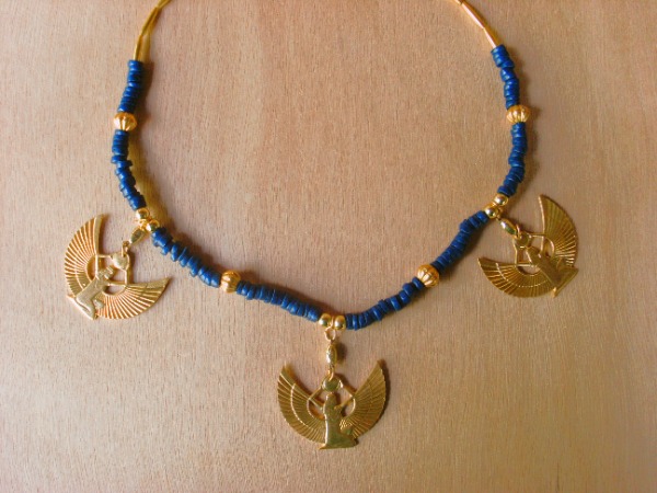 Collier tour de cou en perles avec des figurines égyptiennes