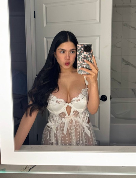 Belle latina au grosse seins