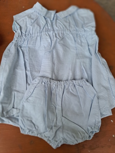 des vêtements anciens pour petite fille