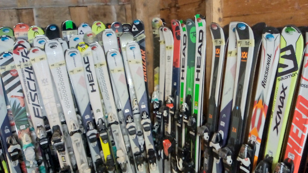 600 paires de skis & shoes à leysin