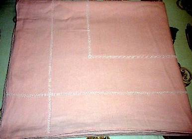 Drap rose avec broderies ajourées