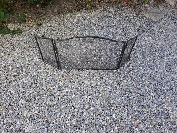 grille de cheminée en fer forgé et laiton