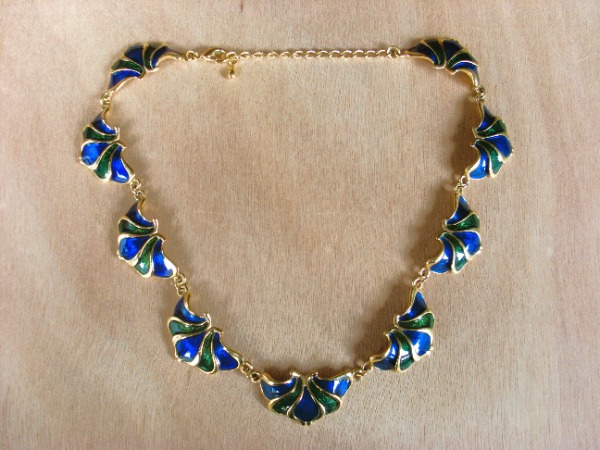 Collier tour de cou avec fioritures émaillées