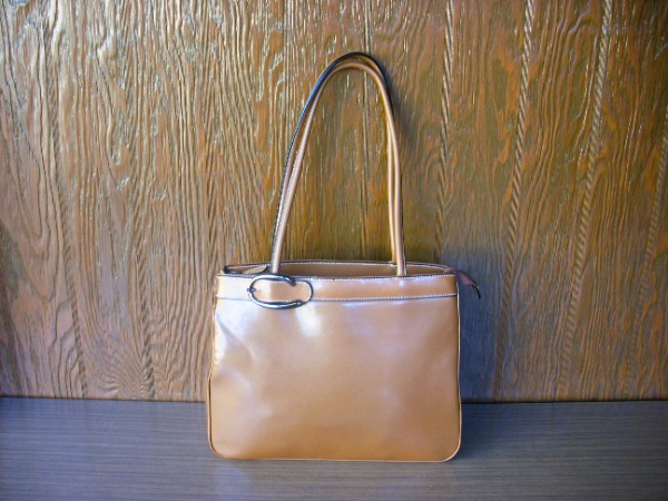Sac à main brun en bandoulière, en simili cuir
