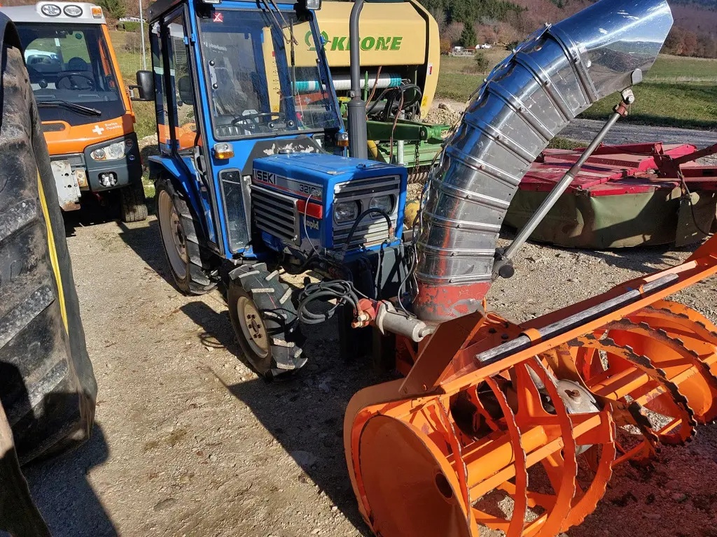 Tracteur Iseki avec équipement hivernal