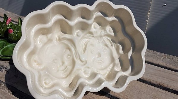 ca 70jährige Puddingform Max+Moritz Keramik 25x15x10cm