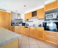 Villa d'exception avec piscine, jacuzzi et vue imprenable sur le lac - Image 4