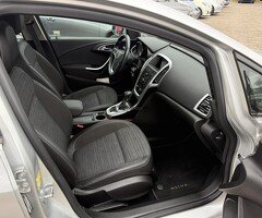 OPEL Astra SportsTourer 1.4i 16V Turbo Sport Automatic - Image 2