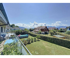 Attique en Duplex de 5.5 pièces avec jardin, piscine et vue montagnes - Image 2