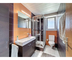 Attique en Duplex de 5.5 pièces avec jardin, piscine et vue montagnes - Image 12