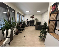 Dans bâtiment mixte belle surface de bureaux rénovée avec places de parc extérieures