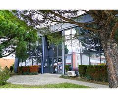 Dans bâtiment mixte belle surface de bureaux rénovée avec places de parc extérieures - Image 2