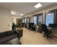 Dans bâtiment mixte belle surface de bureaux rénovée avec places de parc extérieures - Image 4