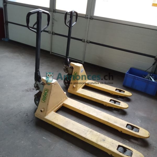 Lot de 2 transpalettes manuels OKAY Capacité 2500 kg chacun