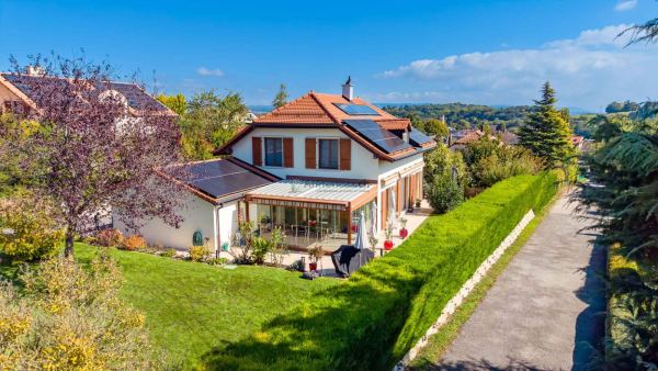 Magnifique villa individuelle de 6.5 pièces avec terrasses et jardin