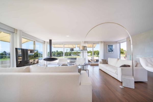 Somptueuse propriété avec piscine et vue panoramique sur le lac