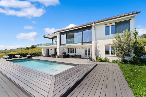 Exceptionnelle villa avec piscine et vue panoramique sur le lac