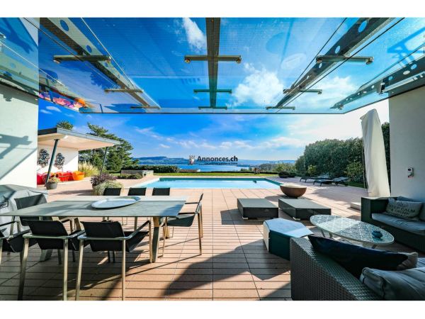 Maison contemporaine avec piscine et vue panoramique sur les Alpes et le lac